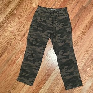 Universal Thread camo cropped jeans SIZE:8/29 (stretchy)CONDITION: good as new